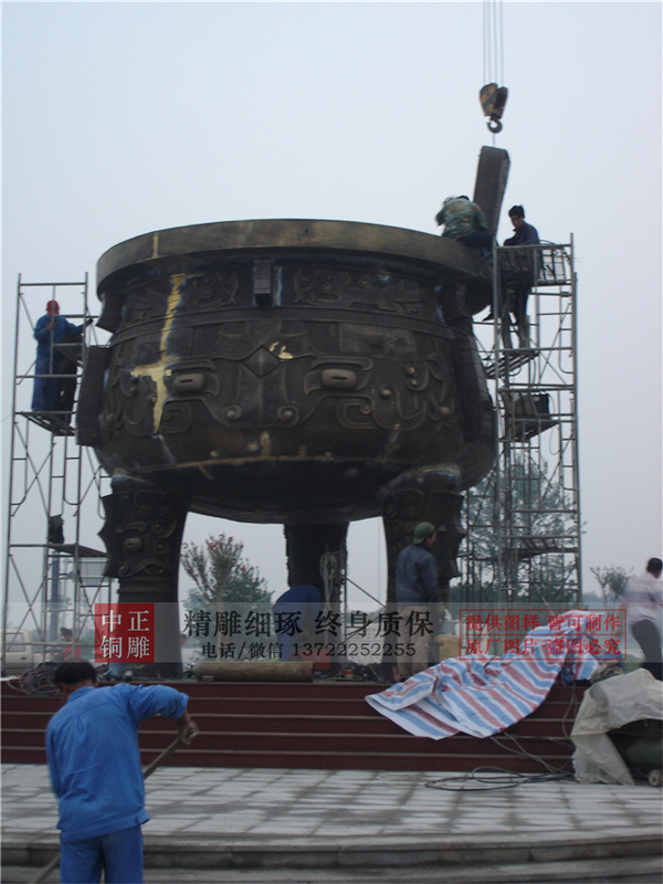 廣場(chǎng)銅寶鼎